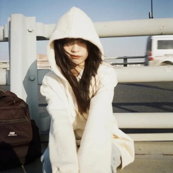 泳池里的女人